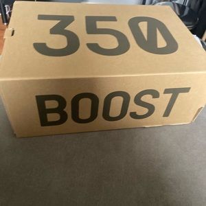 YEEZY SHOE BOX